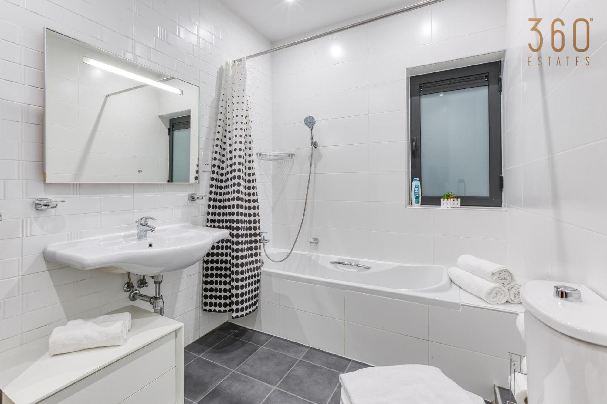 Designer, Luxurious 3br In Pender Gardens By 360 Estates