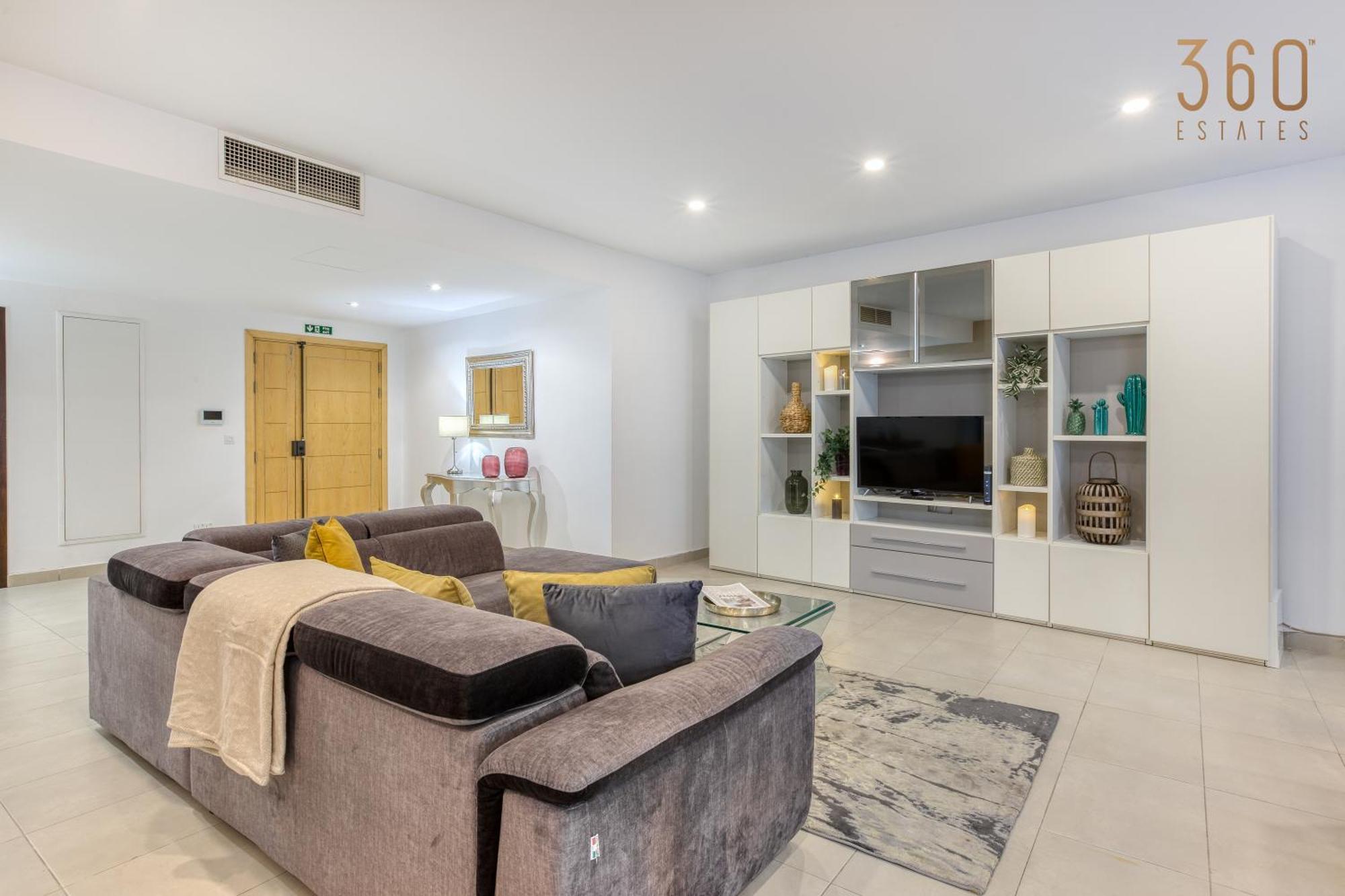 Designer, Luxurious 3br In Pender Gardens By 360 Estates
